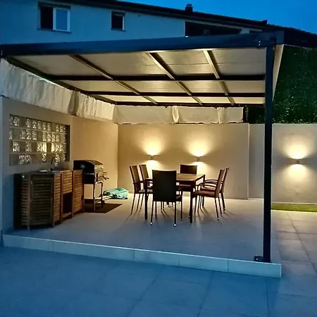House Mande I Kate Nyaraló *